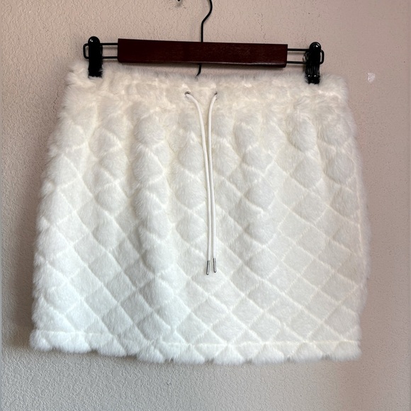 Hot & Delicious Dresses & Skirts - NWT Hot & Delicious White Quilted Faux Fur Drawstring Mini Skirt L